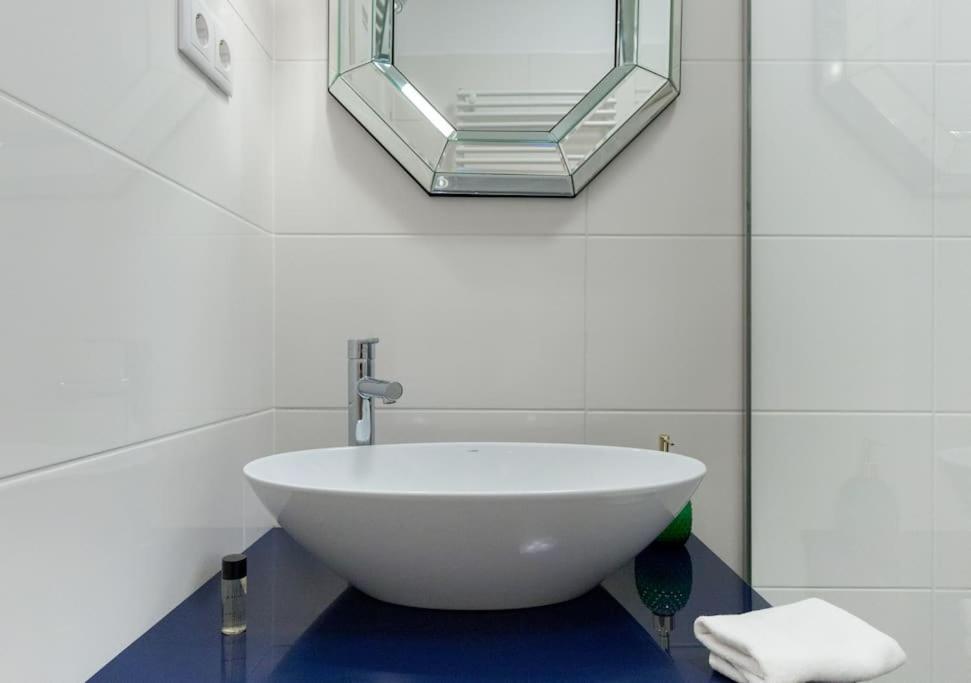 Grand & Luxurious In The Heart Of Budapest, 2br & 2bt Appartement Boedapest